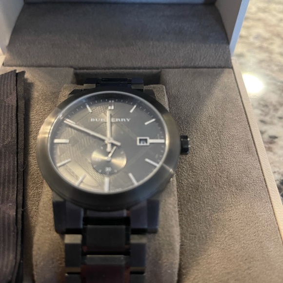 Like new Burberry watch in great condition with original box - Picture 3 of 3
